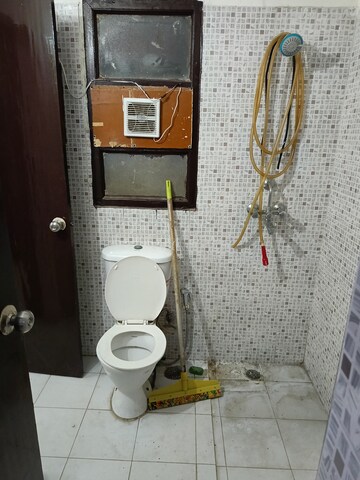 Bathroom in 2.5 BHK Builder Floor at SS The Lilac, Sector 49 – for Rent