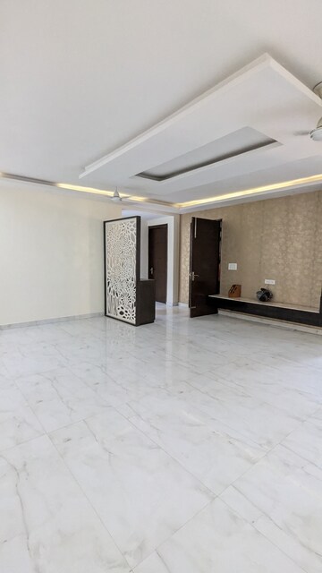 Room in 4 BHK Apartment at Faridabad Central – for Sale