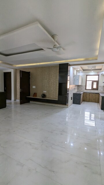 Room in 4 BHK Apartment at Faridabad Central – for Sale