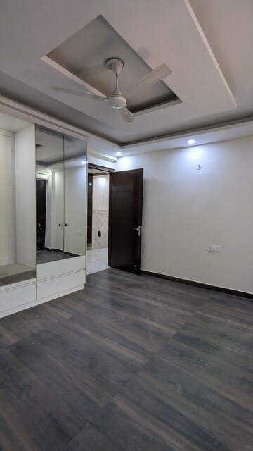 Room in 4 BHK Apartment at Faridabad Central – for Sale