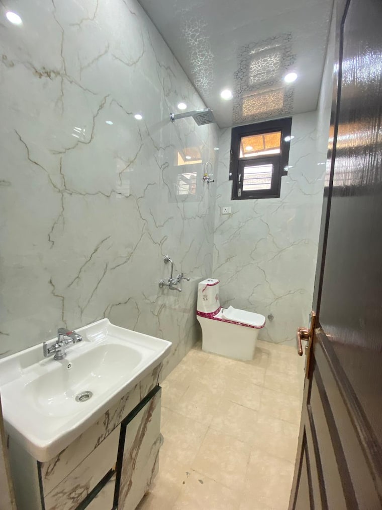 Bathroom, omaxe-park-plaza 3 Bedroom 1600 Sq.Ft. Builder Floor In Shakti Khand 2 Ghaziabad 8480763