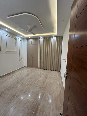Room in 3 BHK Builder Floor at Sector 46 – for Rent