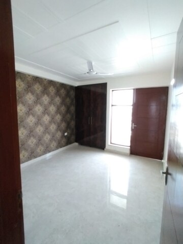 Room in 3 BHK Builder Floor at Sushant Lok 3, Sector 57 – for Rent