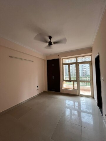 Room in 2 BHK Apartment at Supertech Ecociti, Sector 137 – for Rent