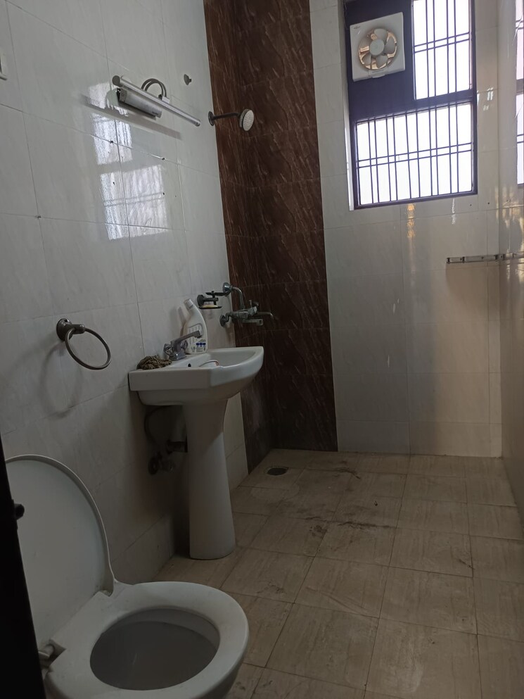 Bathroom, sector 21d 3 Bedroom 2230 Sq.Ft. Builder Floor In Sector 21d Faridabad 8481171