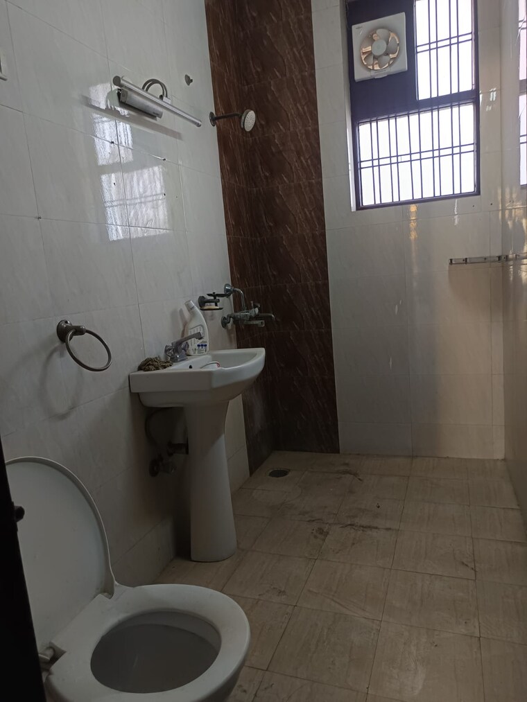 Bathroom, sector 21d 3 Bedroom 2230 Sq.Ft. Builder Floor In Sector 21d Faridabad 8481171