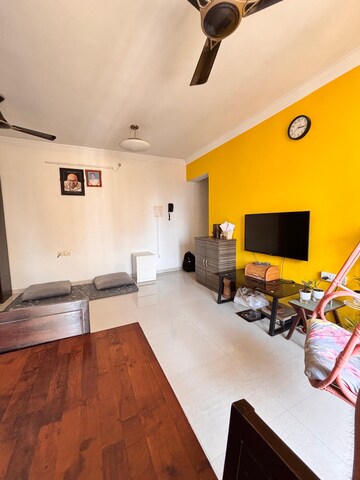 Room in 2.5 BHK Apartment at Riddhi Tower, Malad East – for Rent