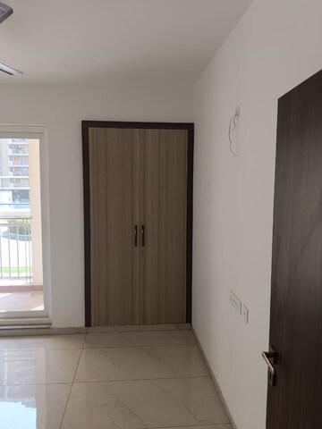 Room in 3.5 BHK Apartment at Rishita Manhattan, Gomti Nagar – for Rent