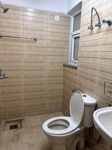 Bathroom in 3 BHK Builder Floor at BPTP Parkland Pride, Sector 77 – for Sale