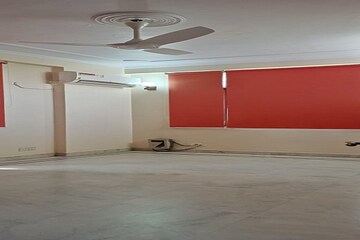 Building Lobby in 3 BHK Builder Floor at DLF City Phase IV, Dlf Phase iv – for Rent