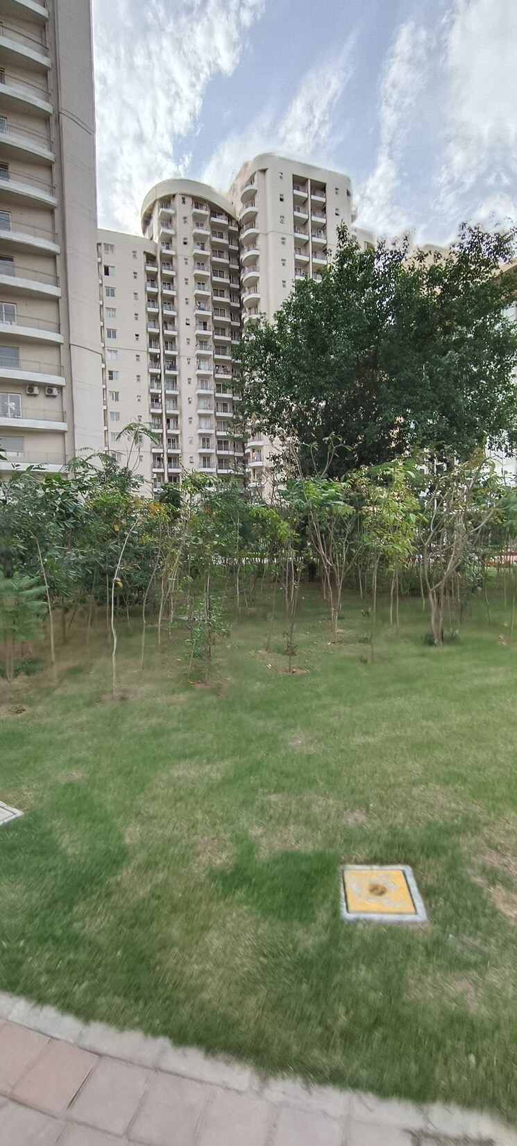 Garden, bptp-discovery-park 3 Bedroom 2800 Sq.Ft. Apartment In Sector 80 Faridabad 8481599