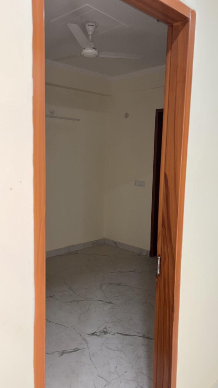 Room, freedom fighters enclave 2 Bedroom 80 Sq.Yd. Builder Floor In Freedom Fighters Enclave Delhi 8482007