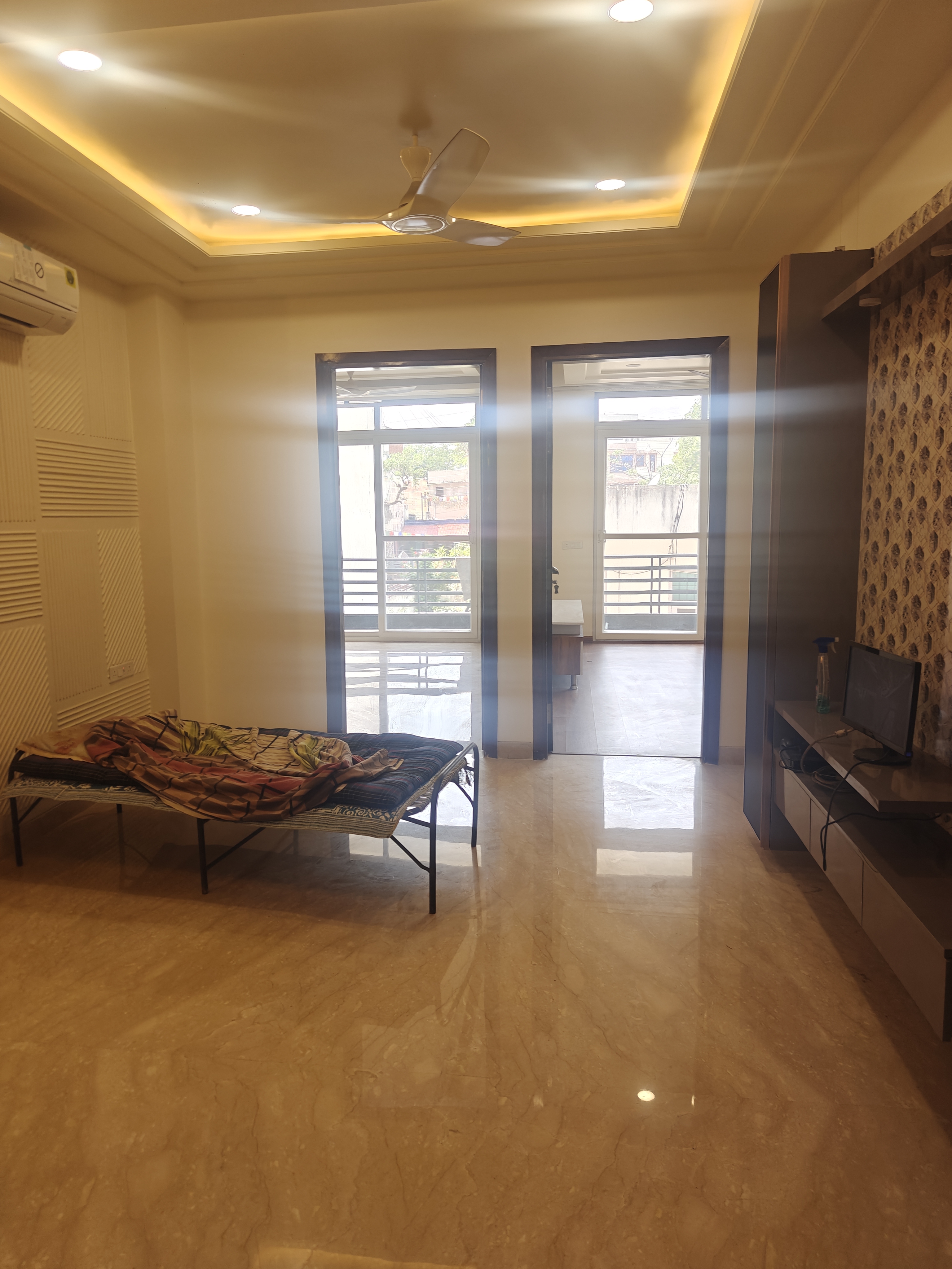 4 BHK + Servant Room 1850 Sq.Ft. Builder Floor in Sushant Tower