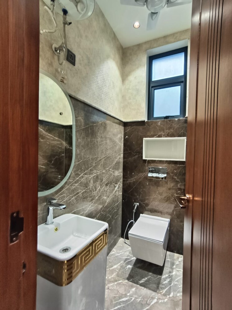 Attached Bathroom, green park 4 Bedroom 300 Sq.Yd. Builder Floor In Green Park Delhi 8482951