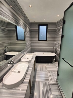 Attached Bathroom in 4 BHK Builder Floor at Green Park – for Sale