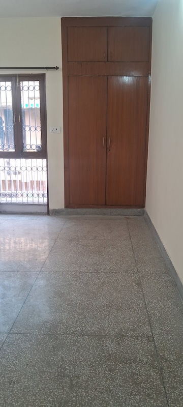 Master Bedroom in 2.5 BHK Apartment at Sarita Vihar Pocket-C RWA, Sarita Vihar – for Rent