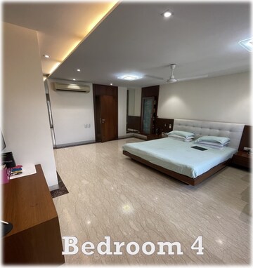 Room in 6+ BHK Independent House at Bandra West – for Sale