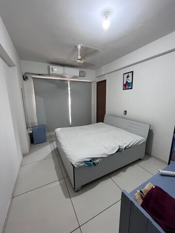 Room in 3 BHK Apartment at Vaishnodevi Circle – for Rent
