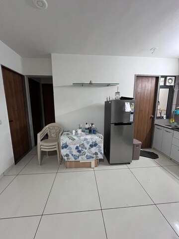 Room in 3 BHK Apartment at Vaishnodevi Circle – for Rent