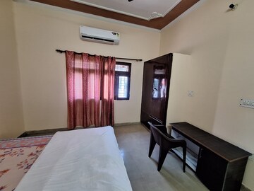 Bedroom in 2 BHK Builder Floor at Gms Road – for Rent