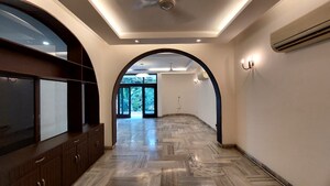 Furnished Amenities in 3 BHK Independent House at Maharani Bagh – for Sale