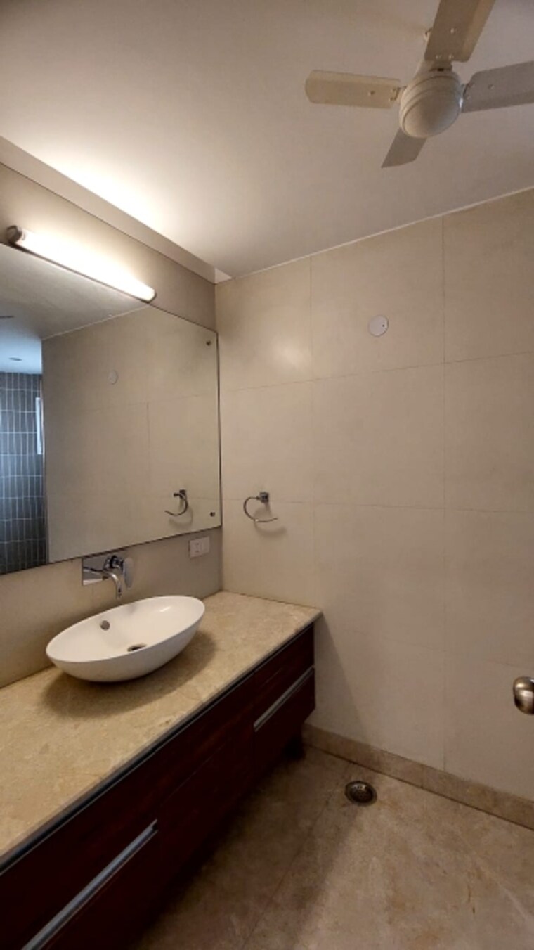 Bathroom, maharani bagh 3 Bedroom 1100 Sq.Ft. Independent House In Maharani Bagh Delhi 8484058