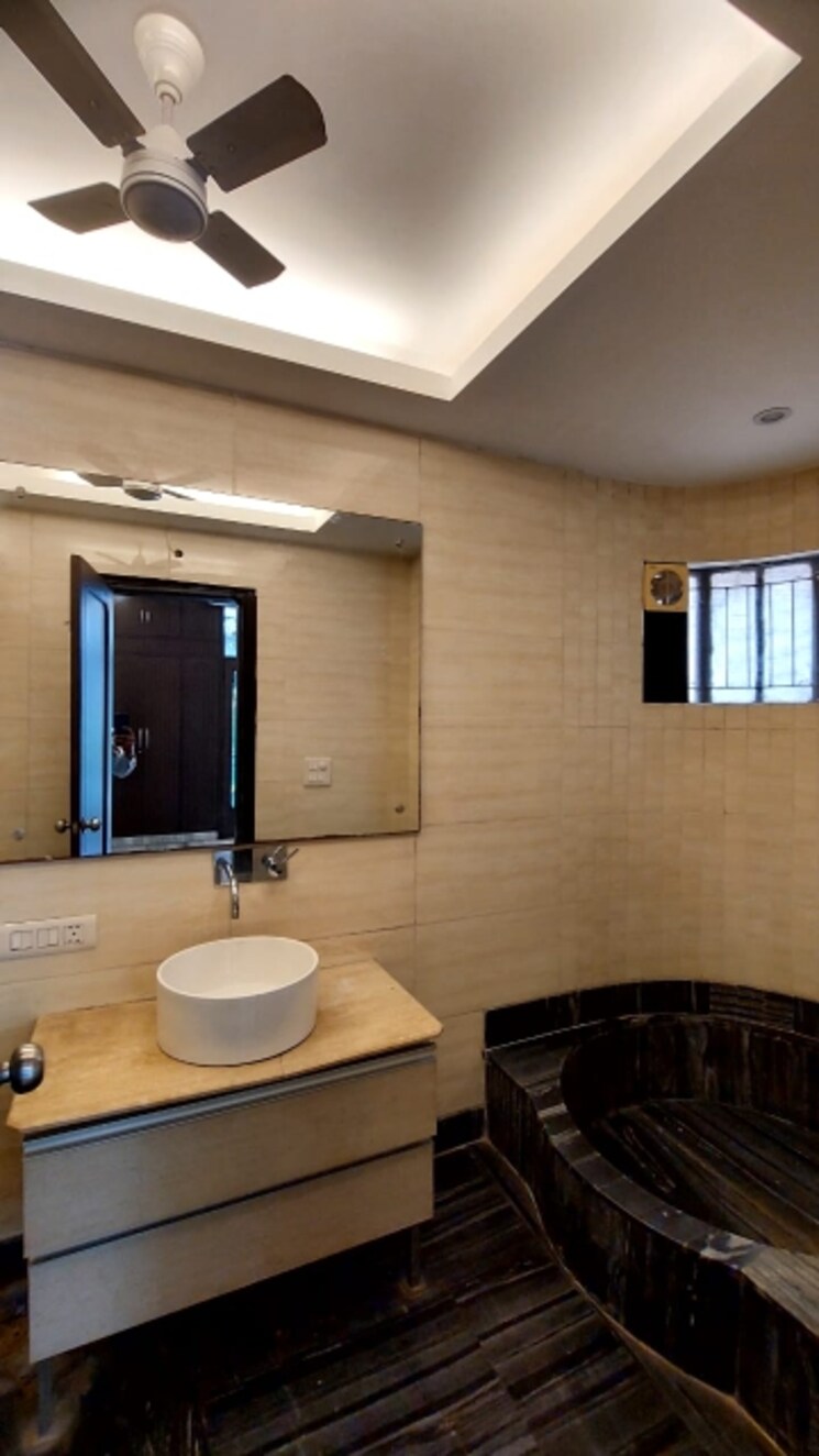 Bathroom, maharani bagh 3 Bedroom 1100 Sq.Ft. Independent House In Maharani Bagh Delhi 8484058