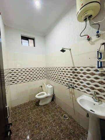 Attached Bathroom in 3 BHK Builder Floor at Rajpur Road – for Rent