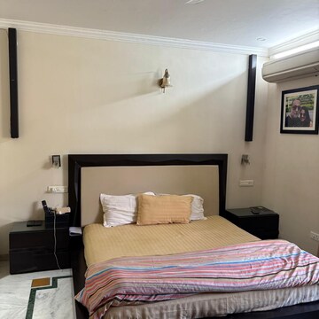 Bedroom in 5 BHK Apartment at Sector 10 – for Rent