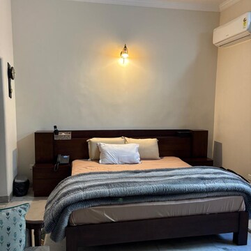 Bedroom in 5 BHK Apartment at Sector 10 – for Rent