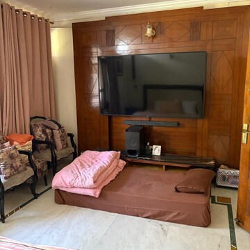 Master Bedroom in 5 BHK Apartment at Sector 10 – for Rent