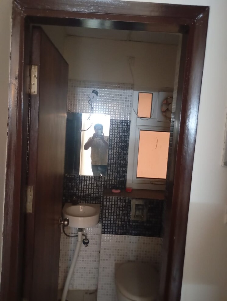 Bathroom, mahagun-moderne 2 Bedroom 1250 Sq.Ft. Apartment In Sector 78 Noida 8484453