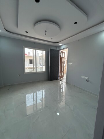 Master Bedroom in 2.5 BHK Independent House at Gomti Nagar – for Rent
