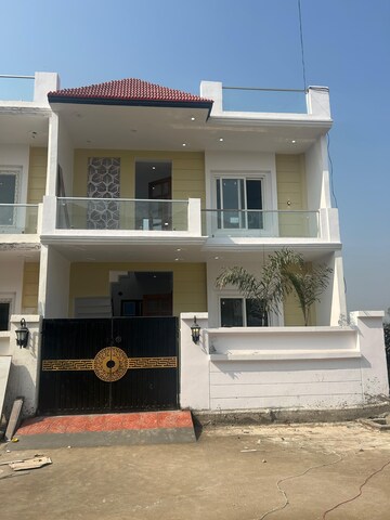 Living Room in 2.5 BHK Independent House at Gomti Nagar – for Rent