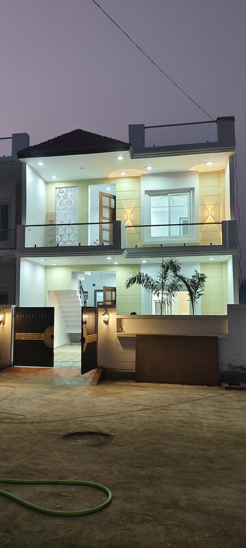 Master Bedroom in 2.5 BHK Independent House at Gomti Nagar – for Rent
