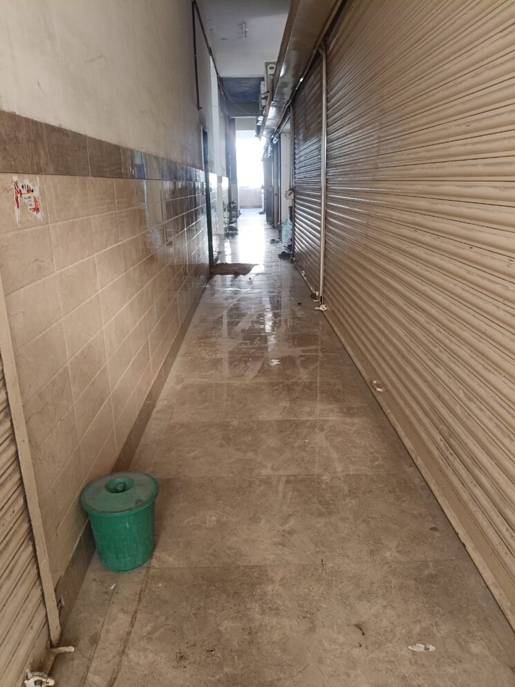 Team Area, maplle-plazza Commercial Office Space 250 Sq.Ft. In Jogeshwari East Mumbai 8484782