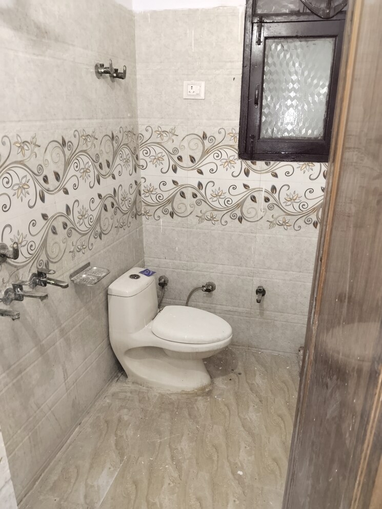 Bathroom, new ashok nagar 2 Bedroom 500 Sq.Ft. Builder Floor In New Ashok Nagar Delhi 8484803