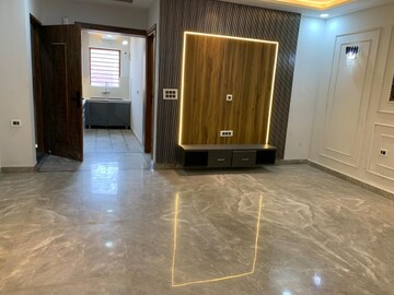 Room in 3 BHK Builder Floor at Sector 42 – for Rent