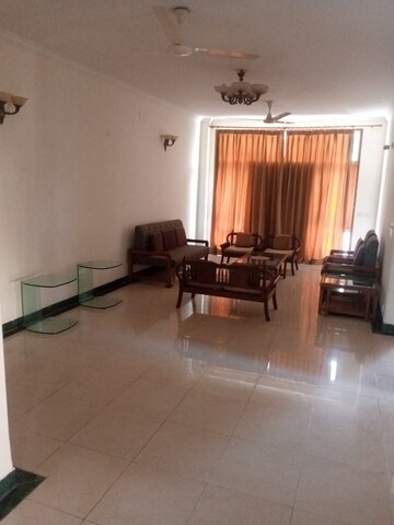Master Bedroom in 3 BHK Builder Floor at Unitech South City 1, South City 1 – for Rent