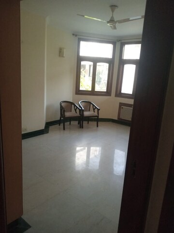 Master Bedroom in 3 BHK Builder Floor at Unitech South City 1, South City 1 – for Rent