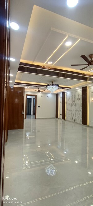 Building Lobby in 4 BHK Builder Floor at Tirupati Complex Vaishali, Vaishali Sector 3 – for Sale