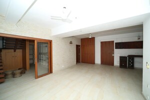 Room in 2 BHK Apartment at Jodhpur Park – for Sale
