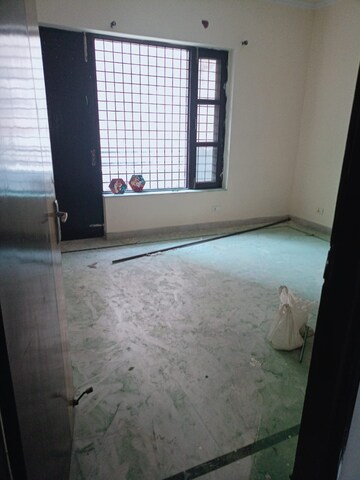 Room in 2 BHK Builder Floor at Sector 39 – for Rent