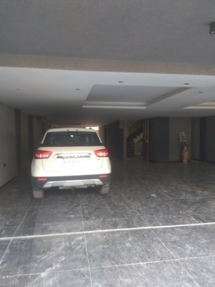  Parking, new friends colony 4 Bedroom 500 Sq.Yd. Builder Floor In New Friends Colony Delhi 8486139