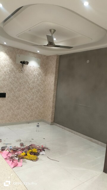 Room in 4 BHK Apartment at Indraprastha – for Rent