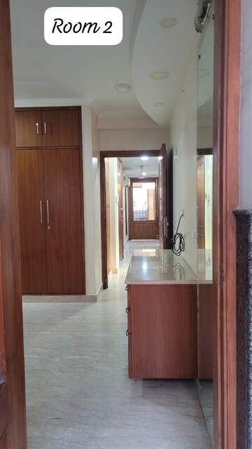 Room in 6 BHK Builder Floor at South Extension ii – for Rent