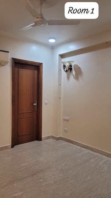 Room in 6 BHK Builder Floor at South Extension ii – for Rent