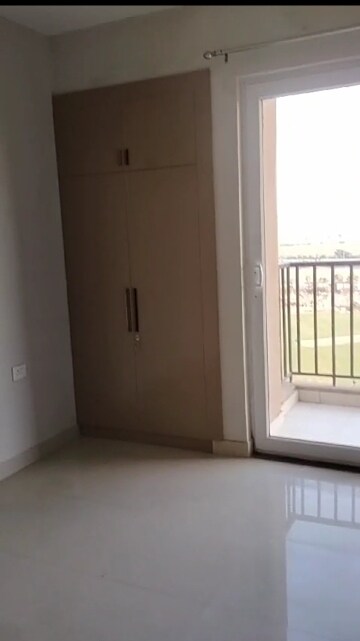 Room in 3 BHK Apartment at Eldeco Live By The Greens, Sector 150 – for Sale