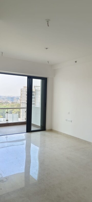 Room in 2 BHK Apartment at Shapoorji Pallonji Vicinia, Powai – for Rent