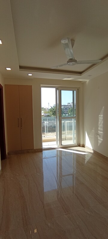 Furnished Amenities in 3 BHK Builder Floor at BPTP District Phase 2, Sector 84 – for Sale